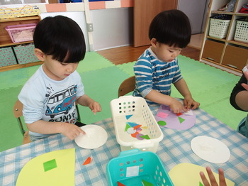 20190425 こいのぼり製作のり(5).JPG